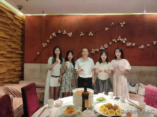 教授曬與 4 個美女研究生合影 評論區滿滿惡意