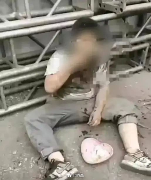 孩子被 3 名少年打，被逼當眾吃糞便，父親幾萬和解