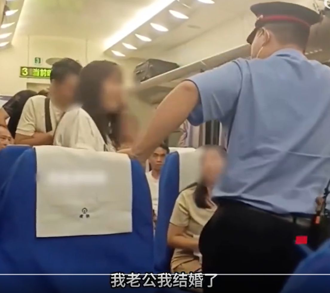 火車上黏老公拒讓位，喊別人破壞她家庭