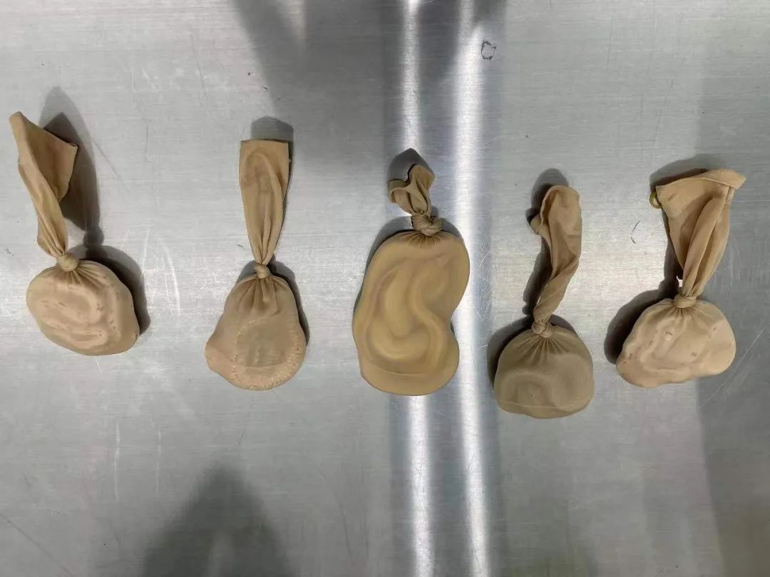 女子為走私5活蛇 竟全塞進自己胸部 (影片曝光)