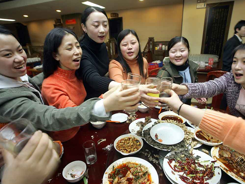 酒桌上有這 4 個小動作的人,面善心狠 酒桌上有這 4 個小動作的人,面善心狠