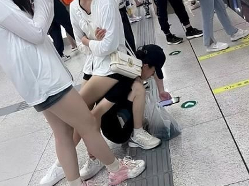 美女等地鐵時，男友甘願化作人肉座椅給她坐