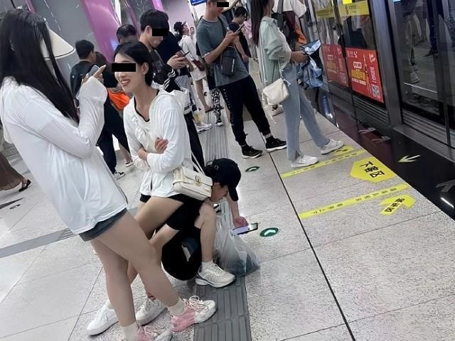美女等地鐵時，男友甘願化作人肉座椅給她坐