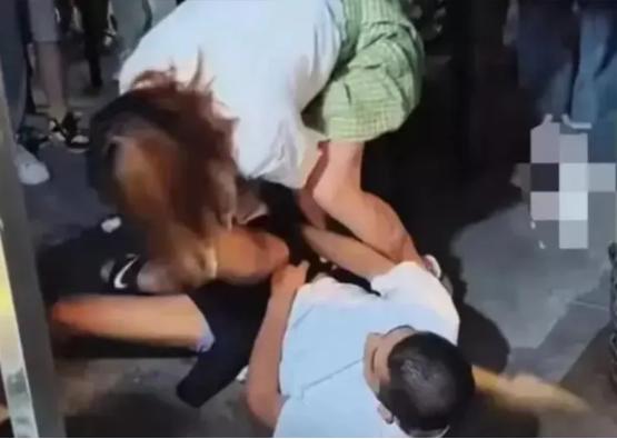 女子當街猥褻男子 造成男子流血