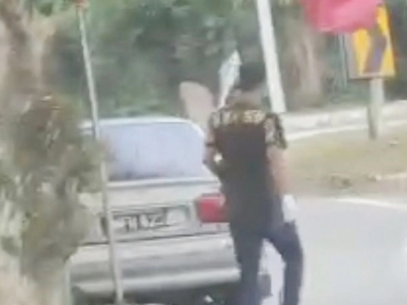 槍匪拿槍打劫榴槤檔 影片曝光