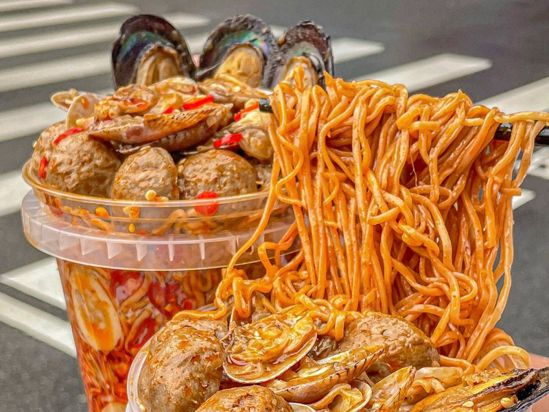 深圳：超多料 1 公升沙爹海鮮麵桶！才 12.8 RMB！