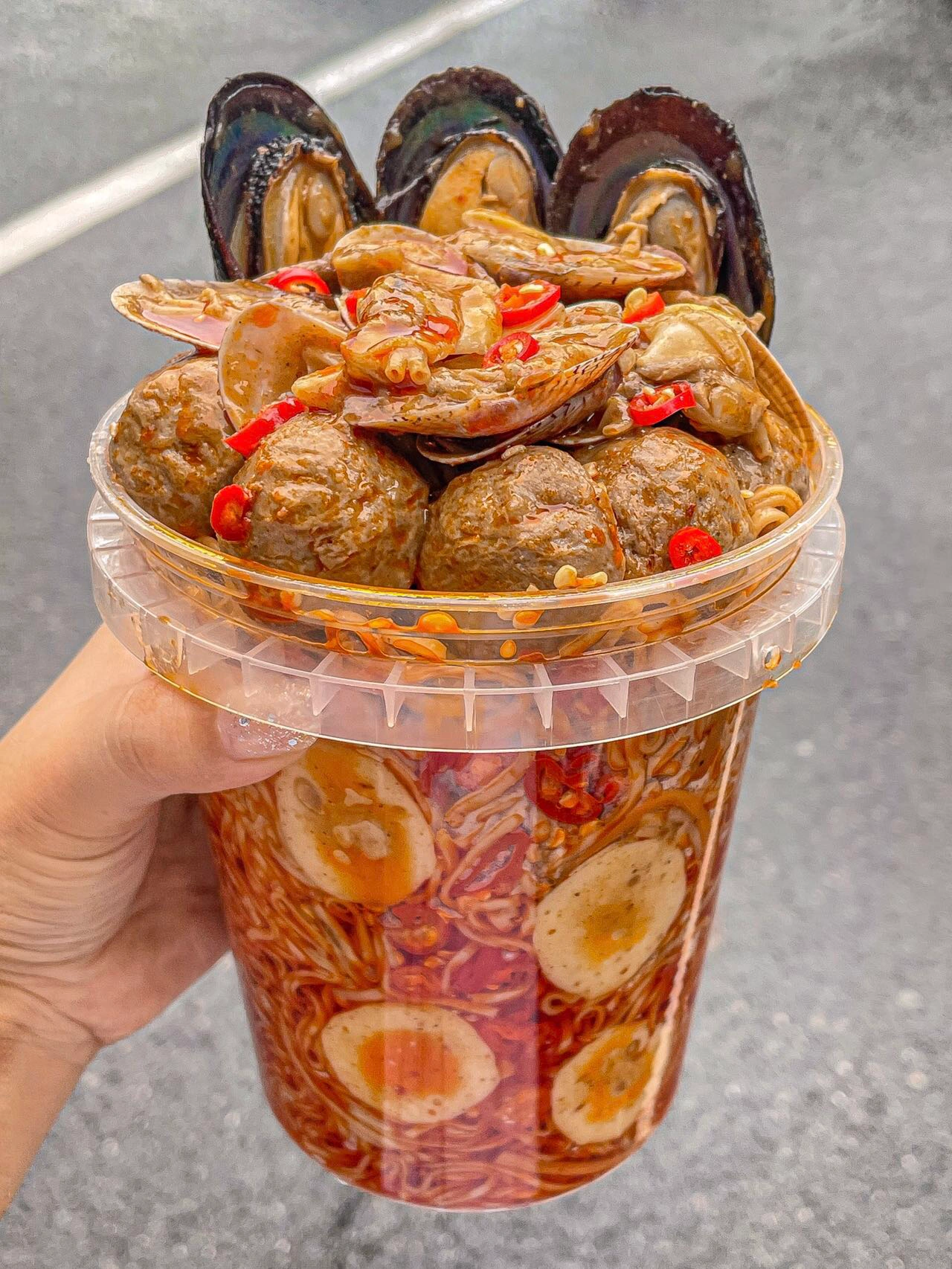 深圳：超多料 1 公升沙爹海鮮麵桶！才 12.8 RMB！