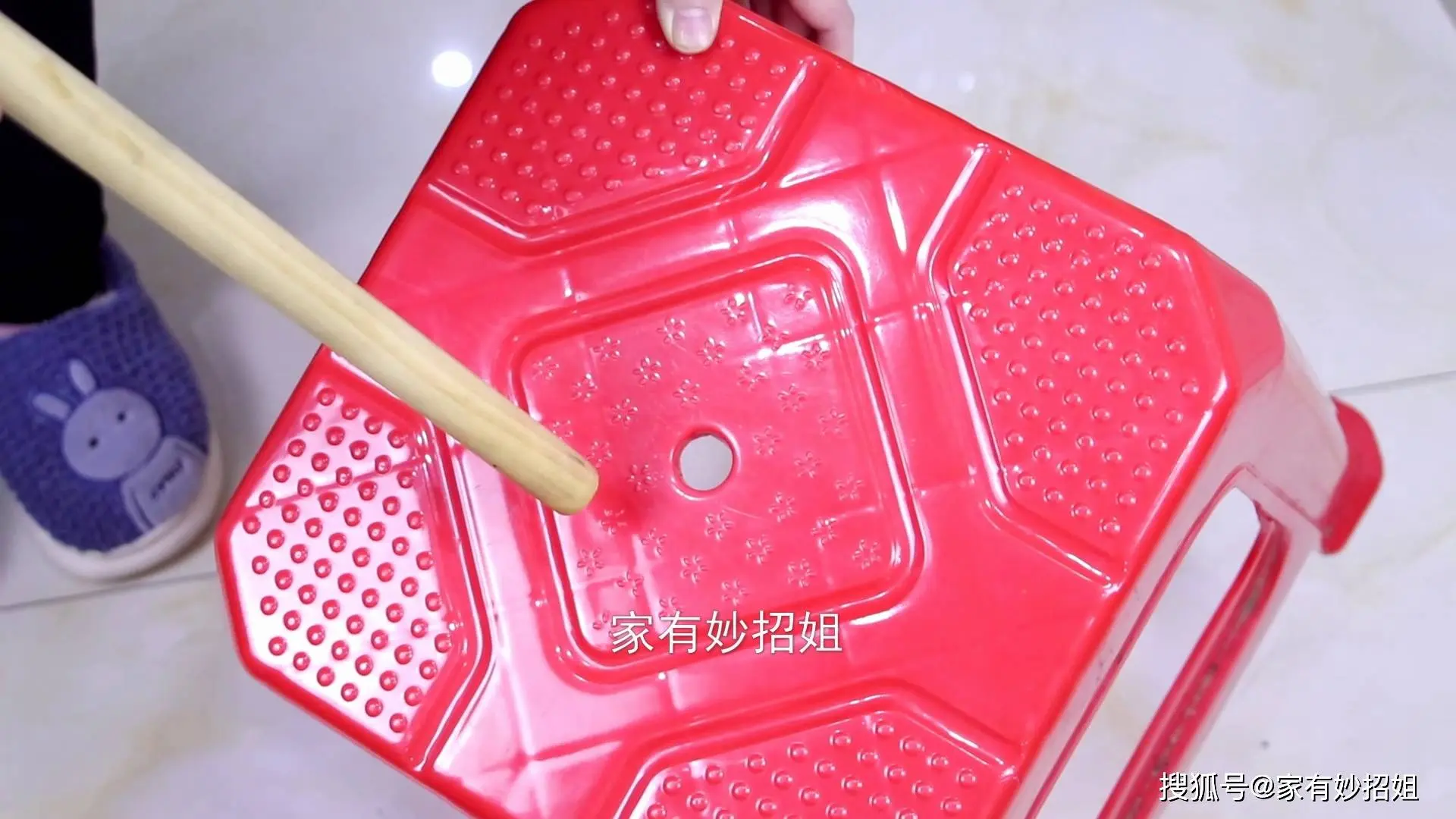 終於明白，膠板凳中間的小孔是幹什麼的