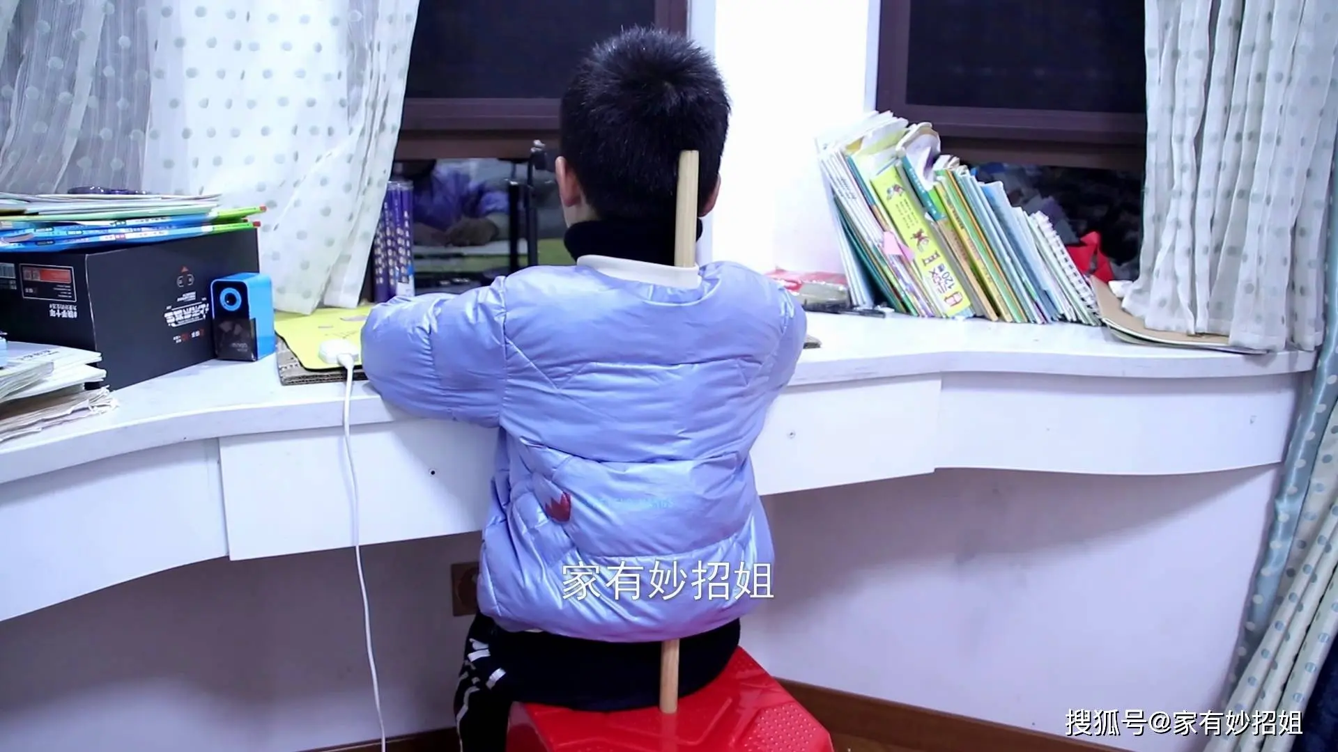 終於明白，膠板凳中間的小孔是幹什麼的