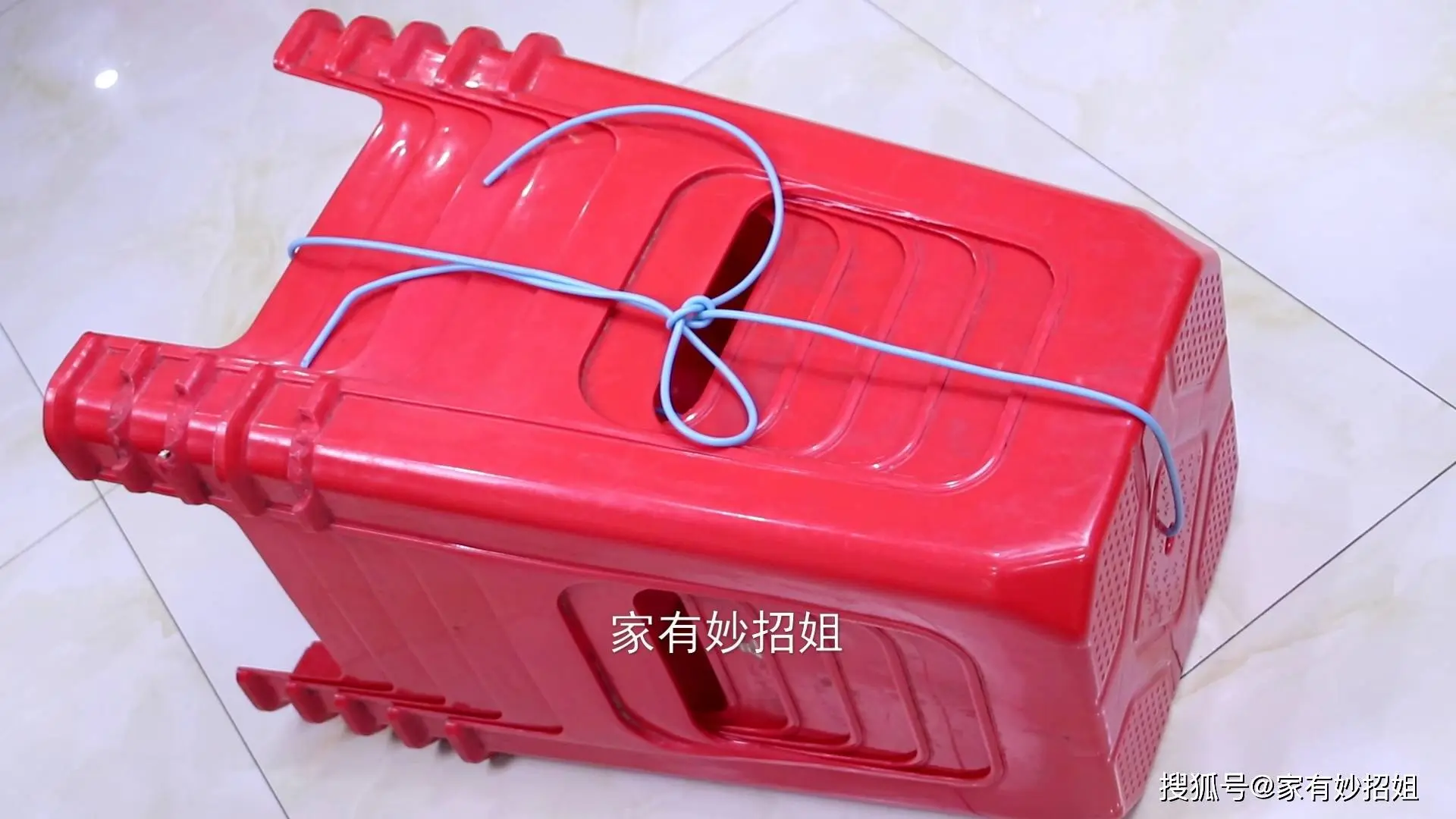 終於明白，膠板凳中間的小孔是幹什麼的