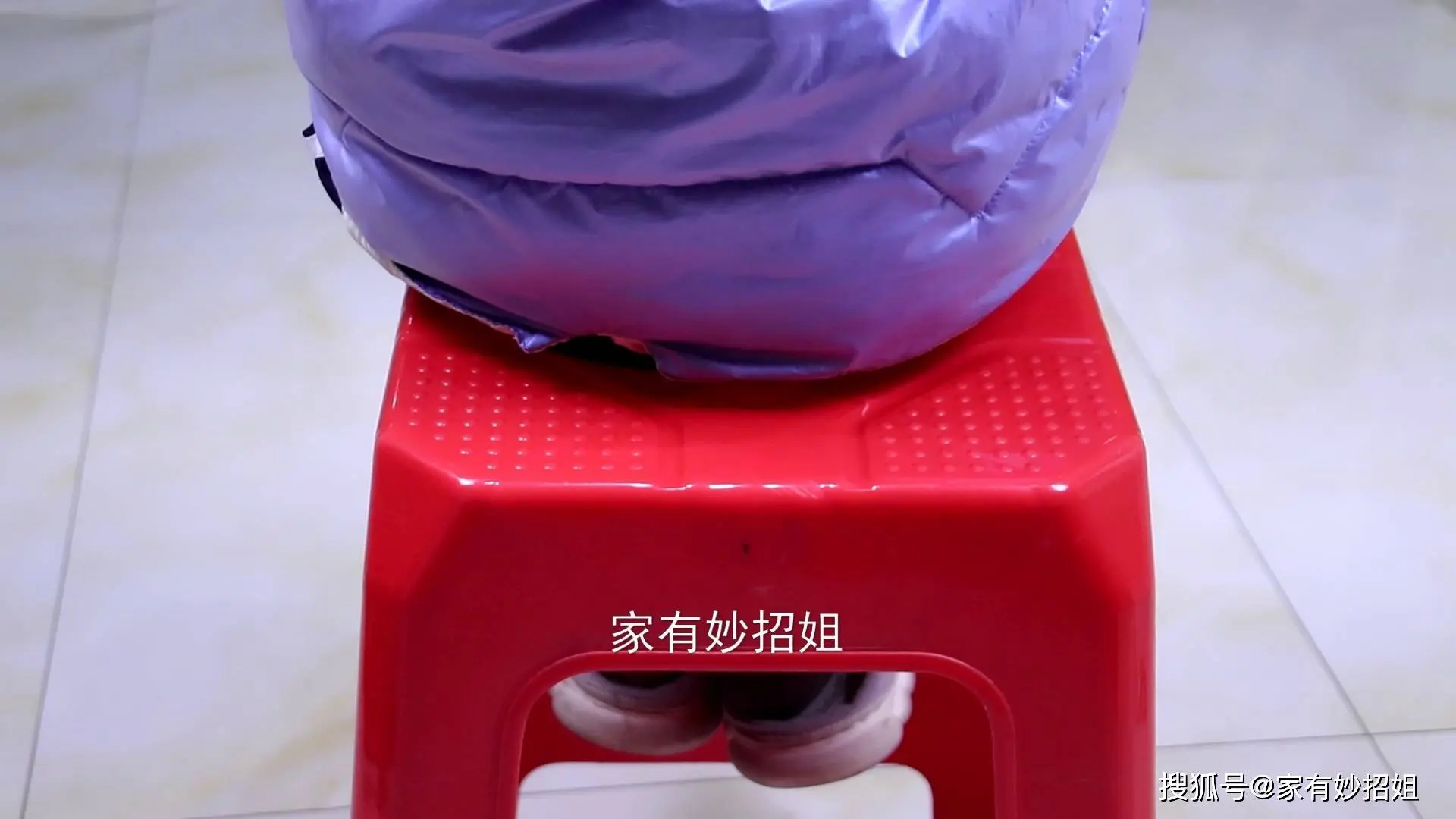 終於明白，膠板凳中間的小孔是幹什麼的