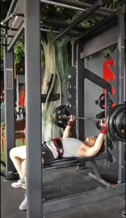 有片：男子健身舉槓鈴，被卡喉嚨死亡