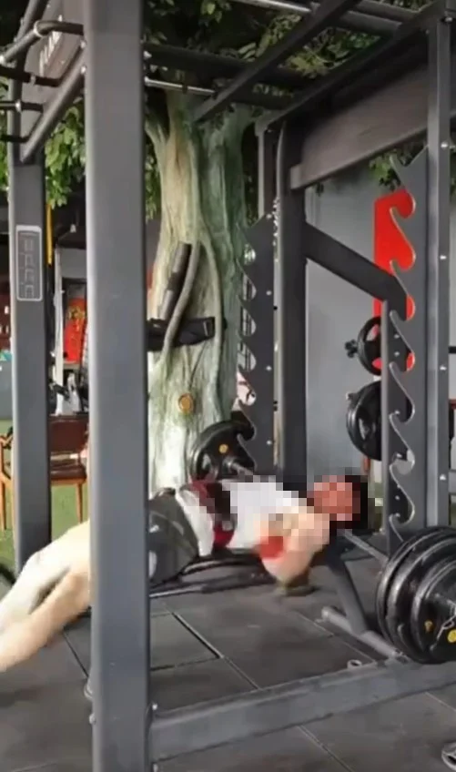 有片：男子健身舉槓鈴，被卡喉嚨死亡