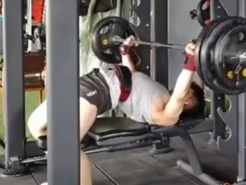 家屬抬棺材擺屍 索賠健身室120萬