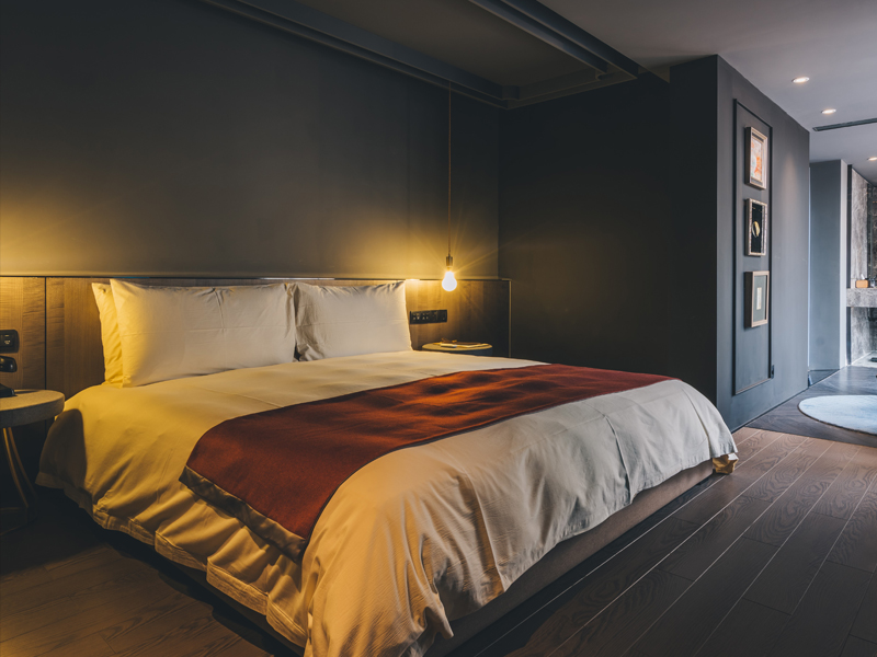 為什麼住酒店睡覺时，不要關廁所燈？