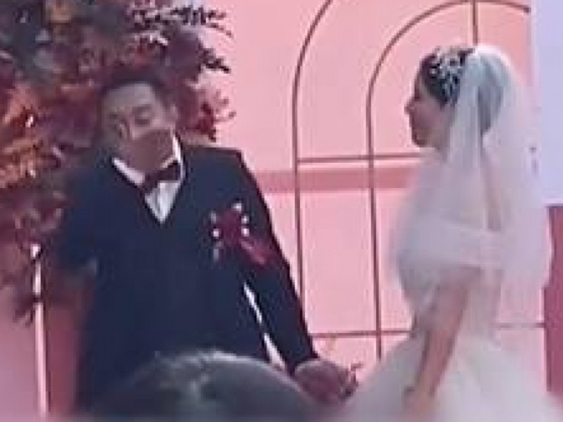 婚禮親吻後，新郎新娘擦嘴捂嘴互相嫌棄口臭？