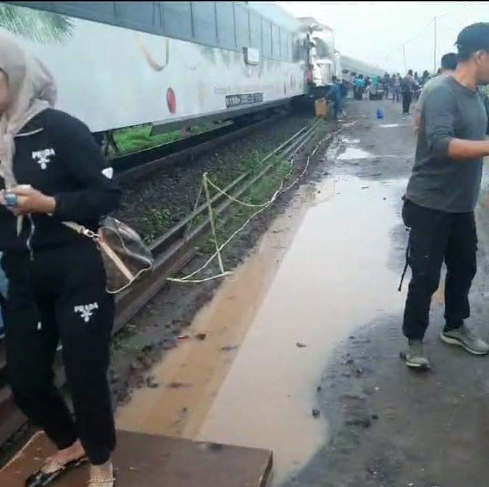 印尼火車相撞 現場畫面曝光