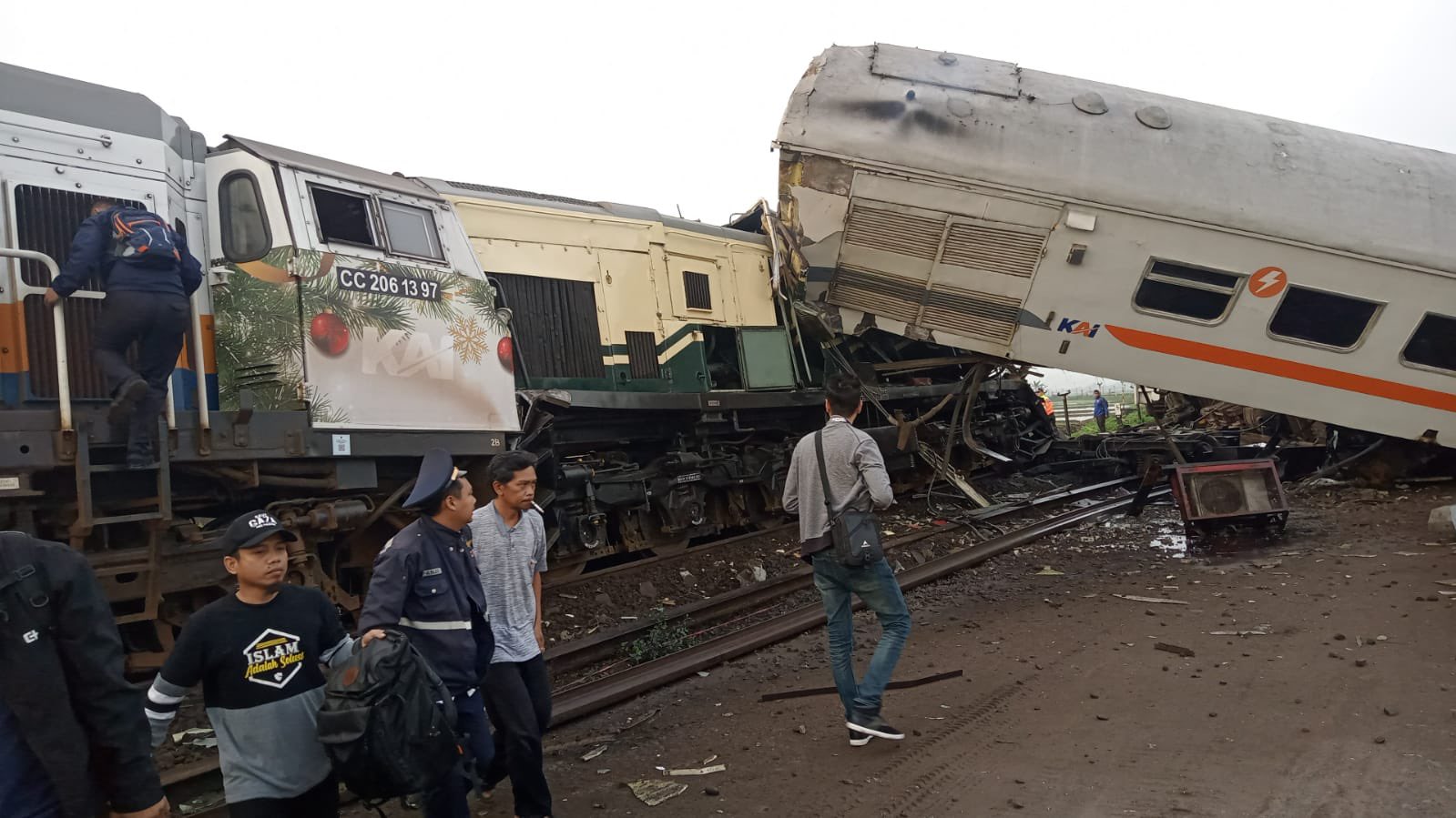 印尼火車相撞 現場畫面曝光