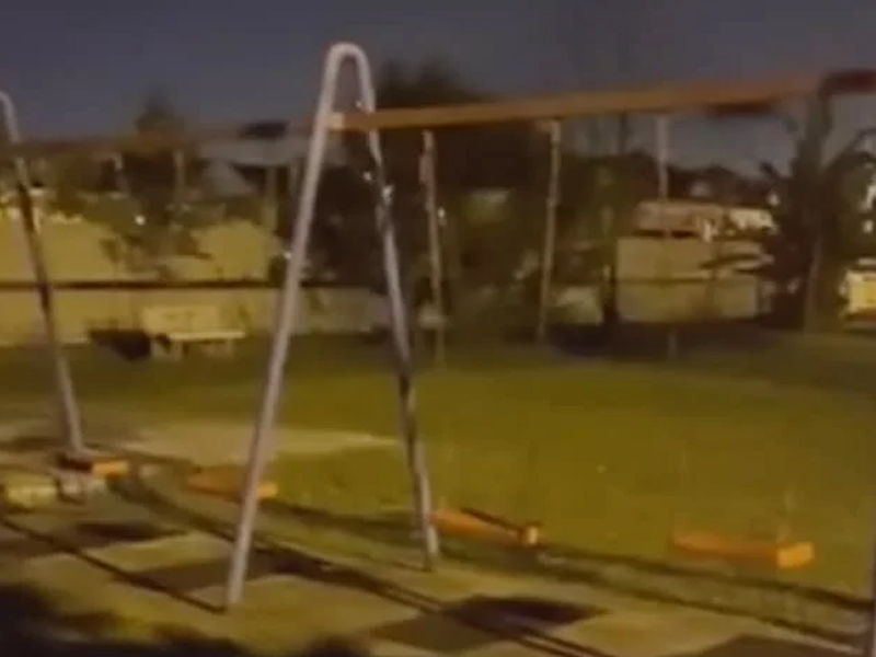 有鬼？沒風沒人推，鞦韆自己盪起來