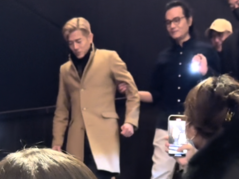 郭富城一臉老態，下樓梯需攙扶引擔憂