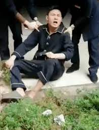 為娶白富美小三，竟親手把兒女丟下樓