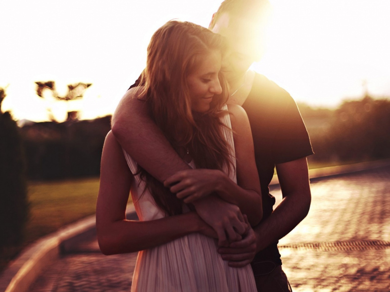 男人放不下你，不一定會聯繫你，但往往會有這三種表現