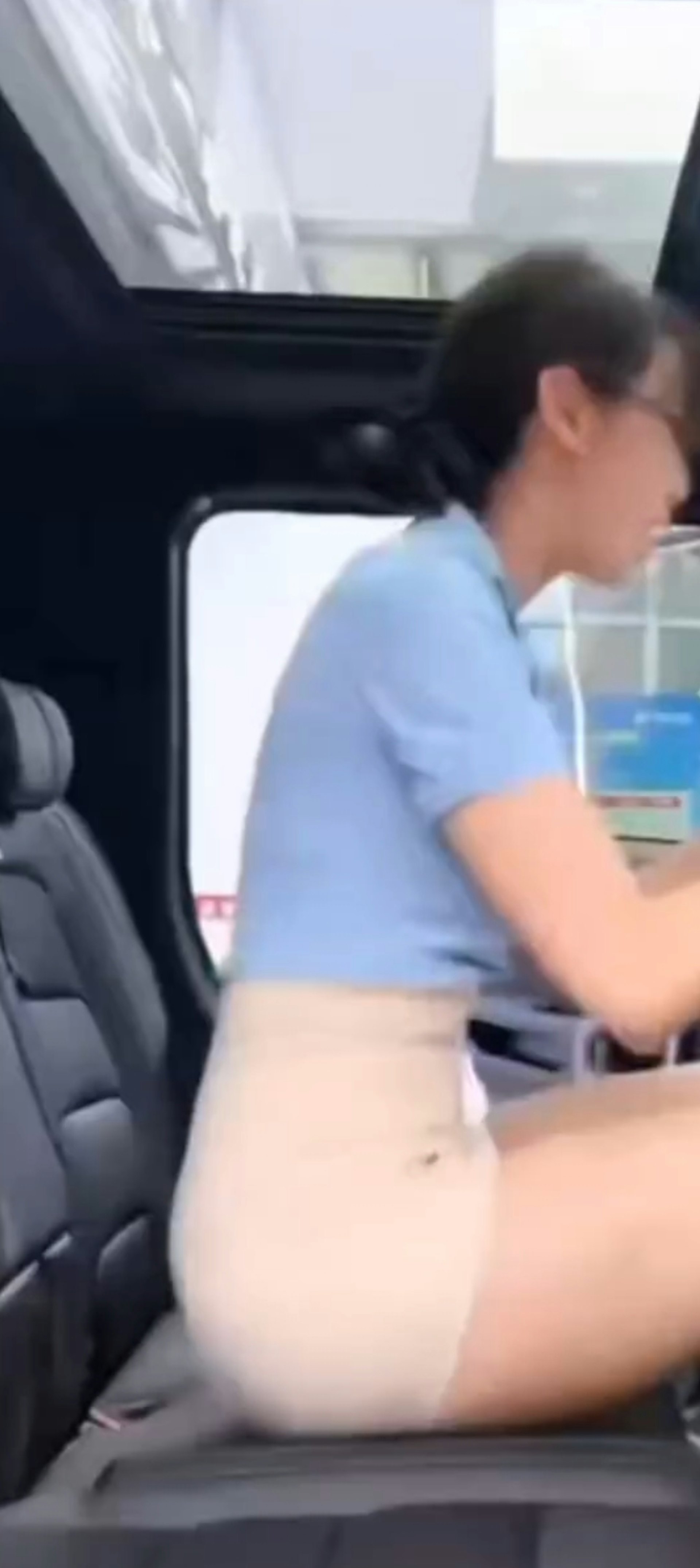 車行直播大走光！女銷售員頻頻露內褲，網友質疑背後真相