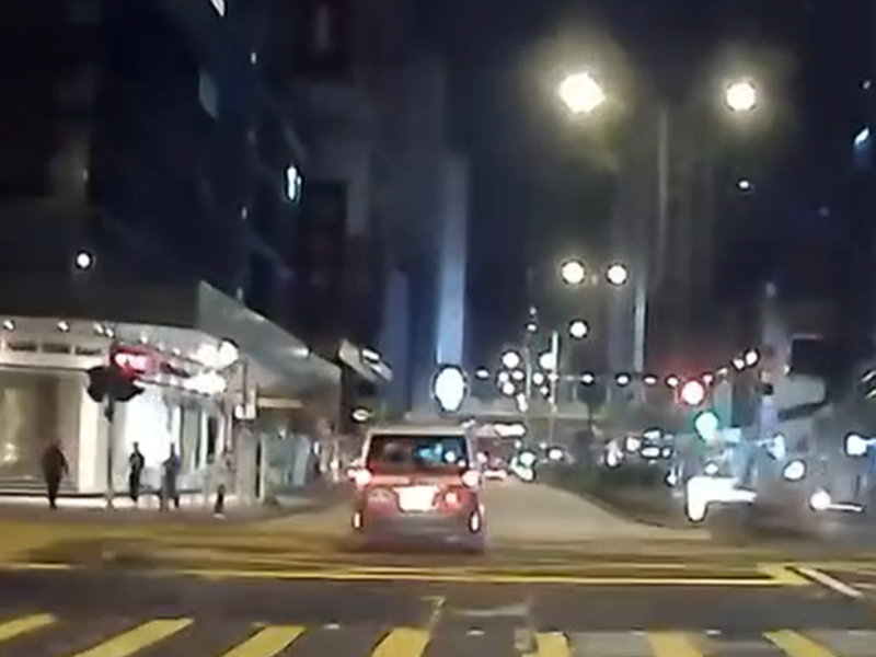 驚悚車 Cam 曝光！旺角電單車闖燈撞的士，兩人當場身亡！
