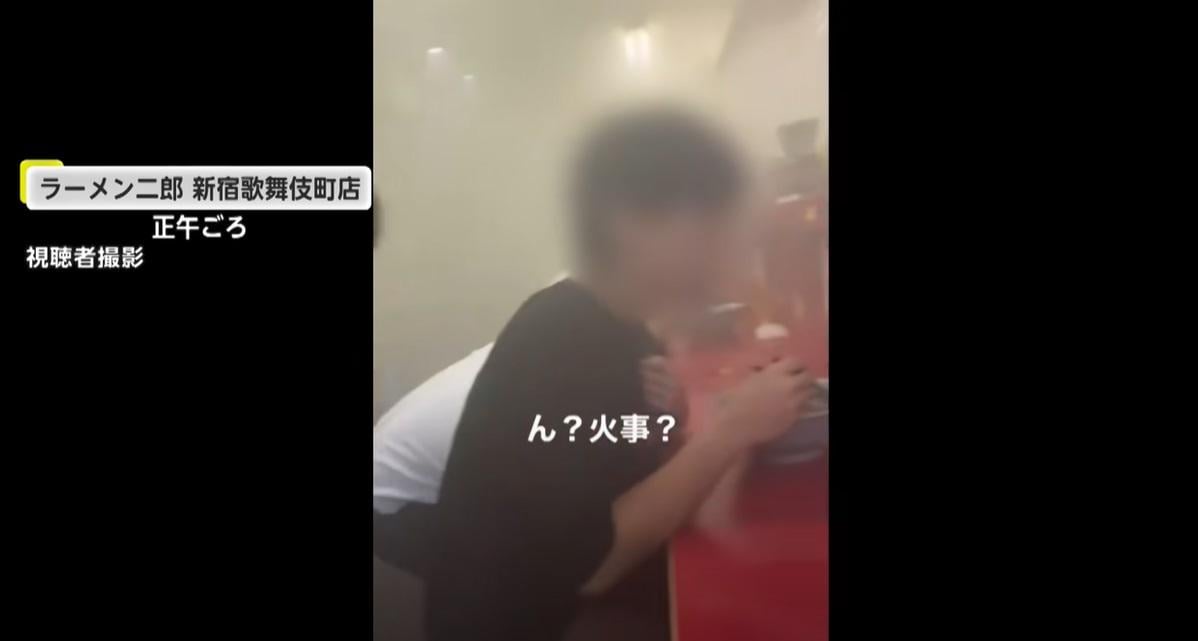 拉麵店突發火警，顧客在濃煙中繼續吃麵