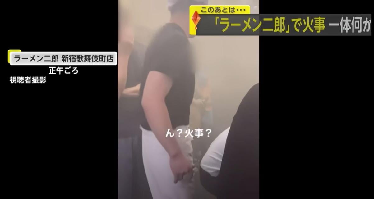 拉麵店突發火警，顧客在濃煙中繼續吃麵