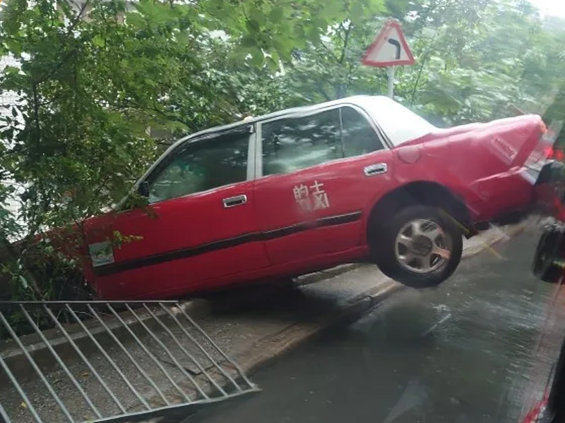 突發：中環的士失控撞壆，猛烈撞飛女遊客10米