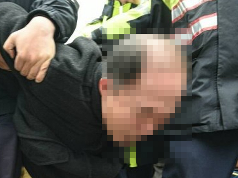 震驚！63歲躁父用拖鞋打兒腳板底遭警方逮捕！