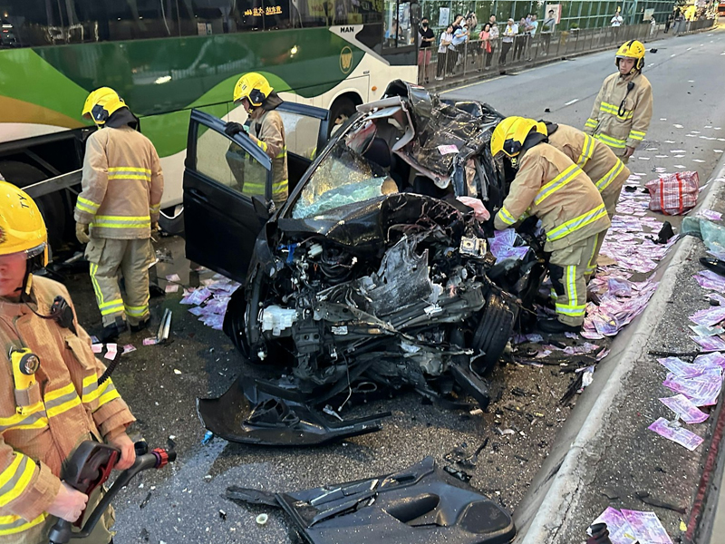 興芳路私家車狂撞旅遊巴，現場驚險一刻！