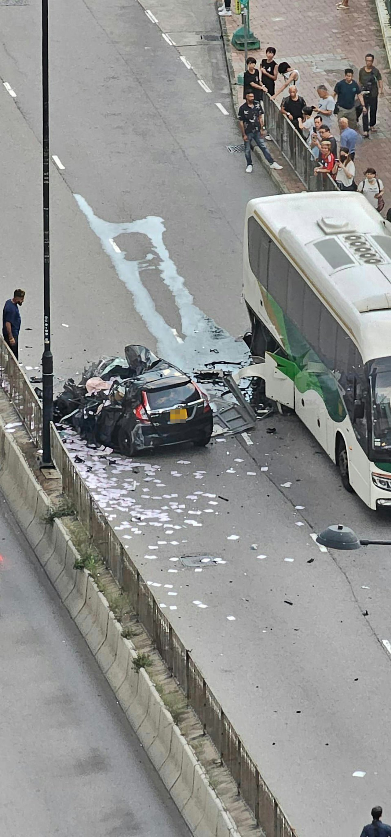 興芳路私家車狂撞旅遊巴，現場驚險一刻！
