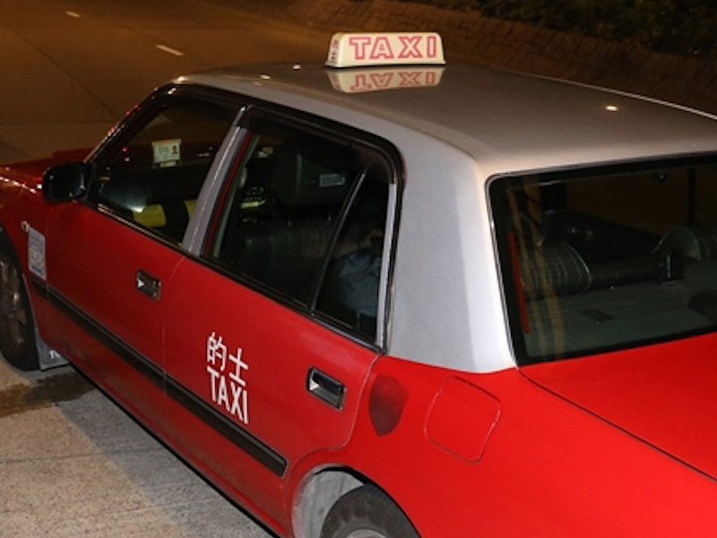 激烈爭執：油麻地的士司機乘客互毆，雙方同被捕