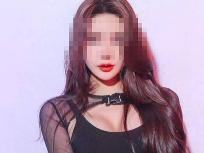 爆乳DJ凌晨撞死外賣員，沒有立即報警，反抱狗下車傻看