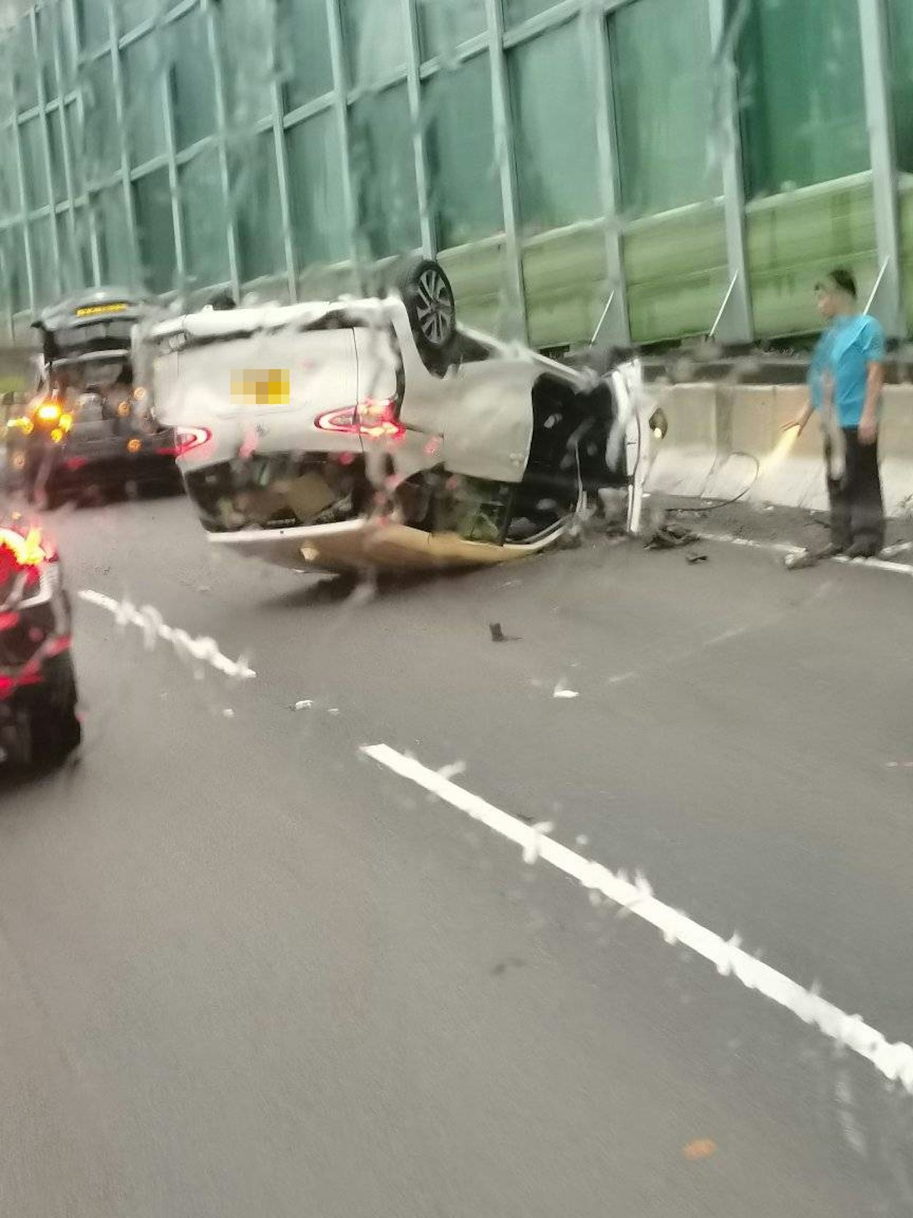 吐露港公路驚險瞬間：旅遊巴與私家車互撞，四輪朝天！