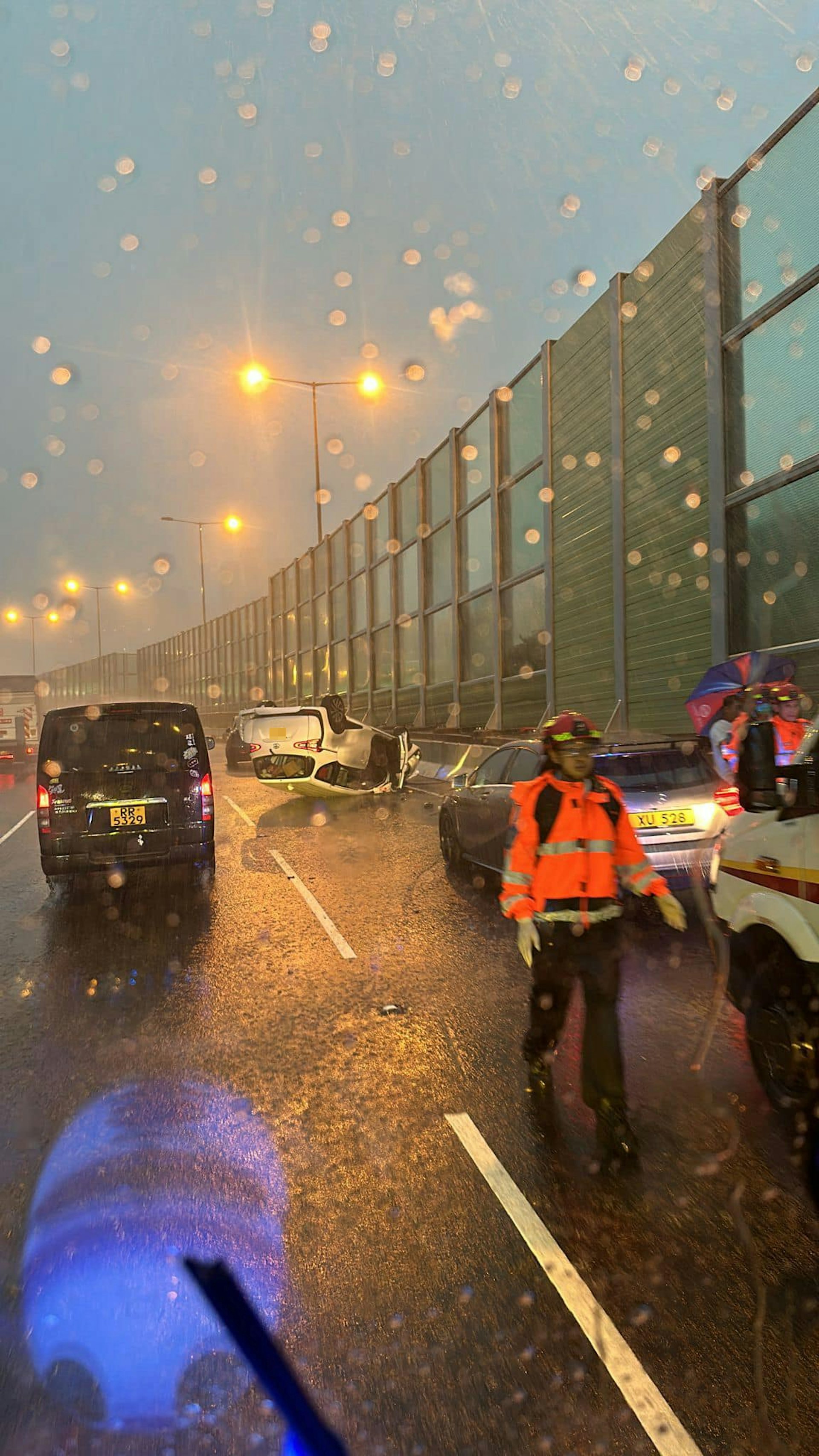 吐露港公路驚險瞬間：旅遊巴與私家車互撞，四輪朝天！