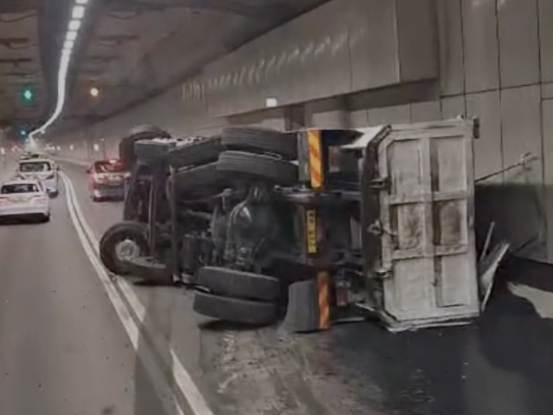 隧道內驚險一刻，泥頭車失控翻側