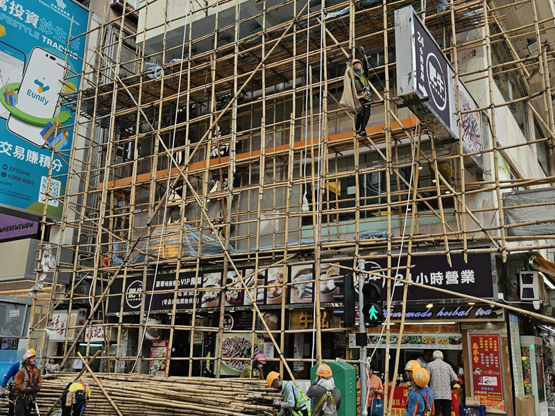 旺角拆棚架，老婦過馬路慘被棚架竹枝擊中