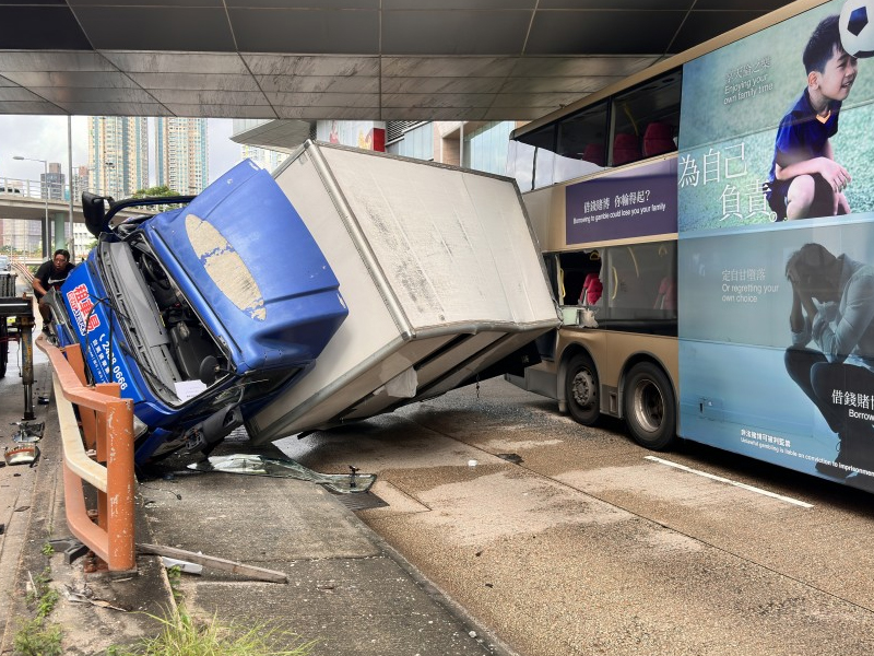 貨車失控翻側撞九巴，新蒲崗早上交通癱瘓！