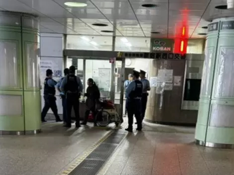 女露宿者持剪刀刺警，滿手鮮血被捕