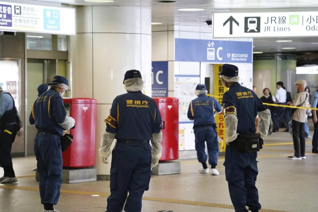 女露宿者持剪刀刺警，滿手鮮血被捕