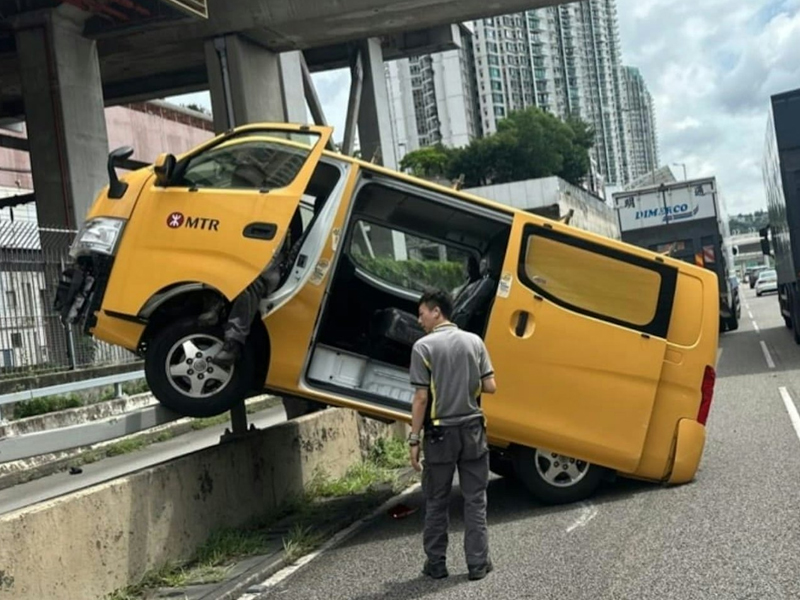 驚險一刻！港鐵客貨車失控撞上路壆！