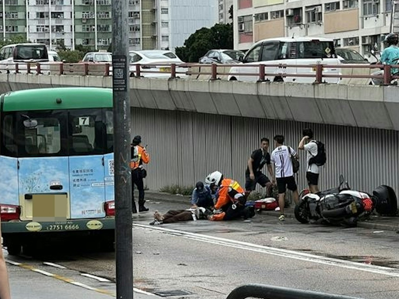牛池灣電單車與小巴相撞