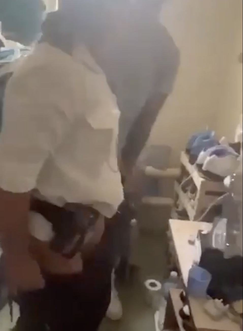 網黃女獄警為流量，與男囚犯拍愛情動作片