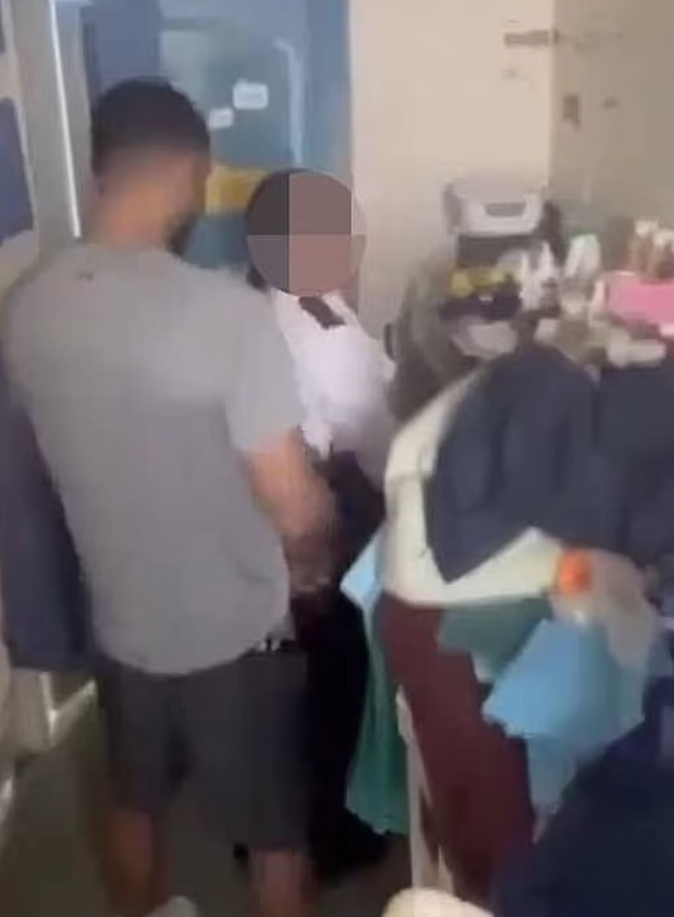 網黃女獄警為流量，與男囚犯拍愛情動作片