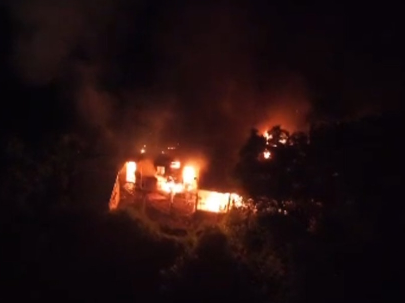 凌晨火警，粉嶺村屋陷火海