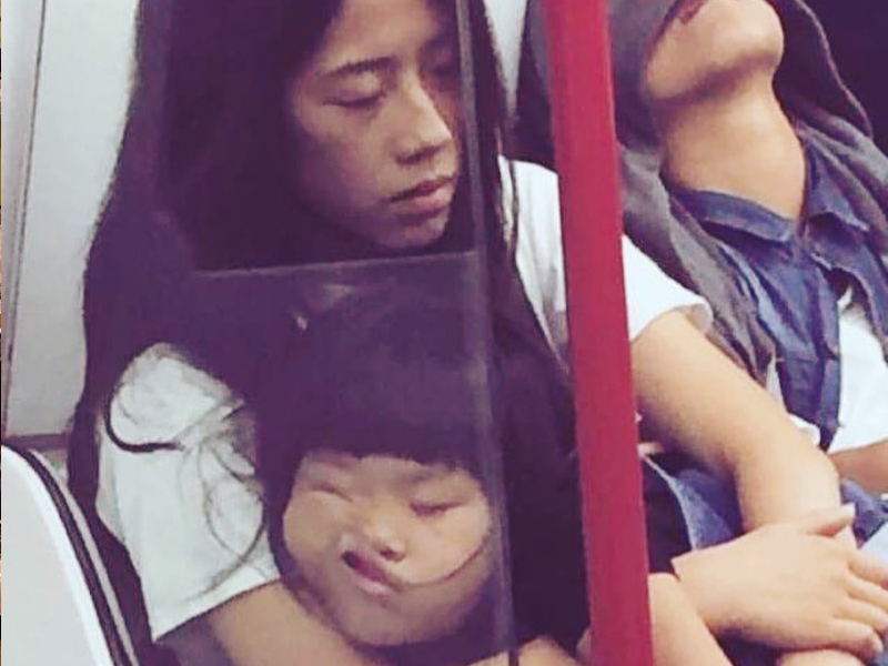 專門收集港人車廂睡死醜照的 IG