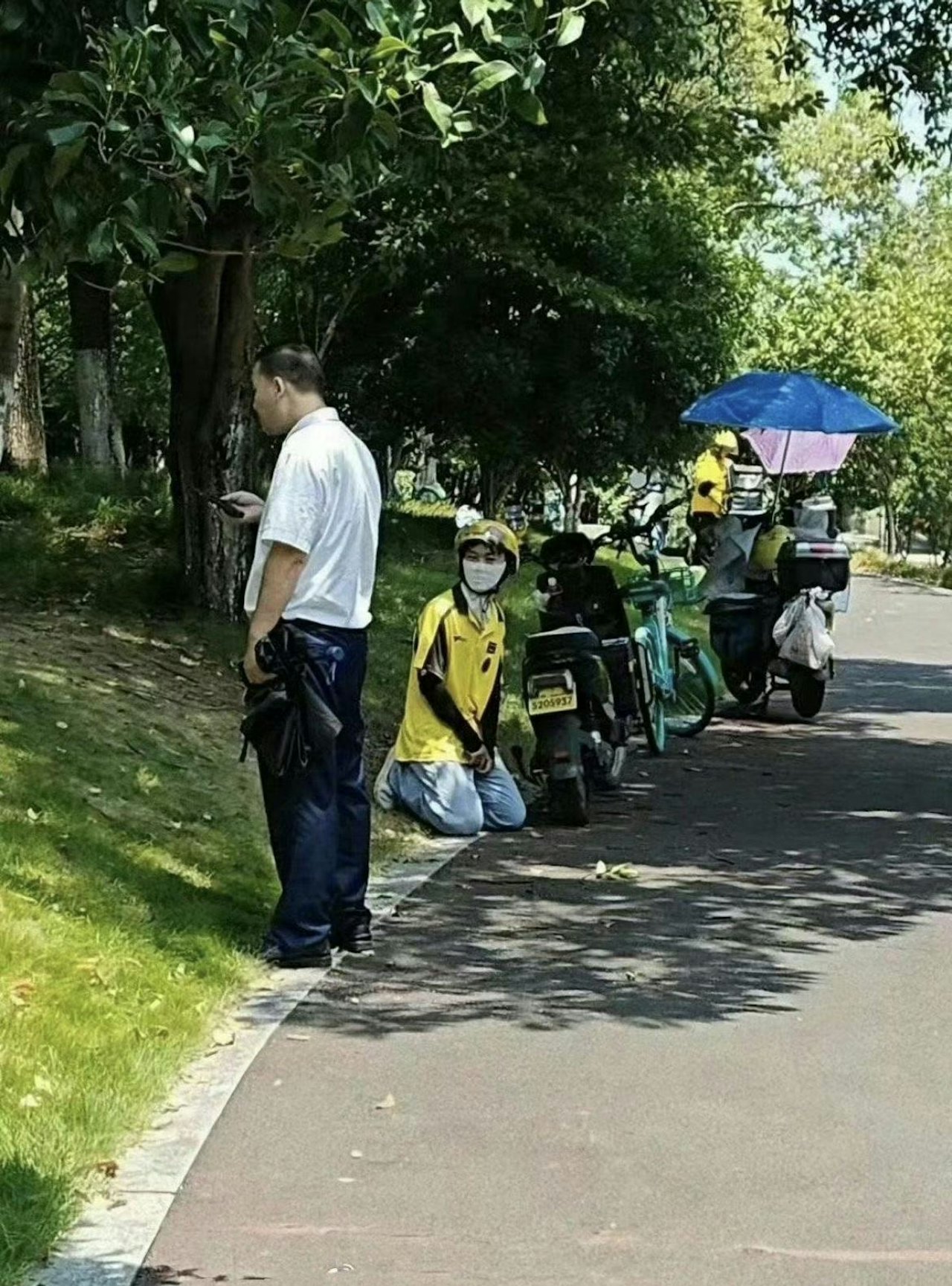 保安逼女外賣員下跪，引發警民衝突 (有片)